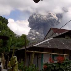 Para Pejabat Berhamburan Kala Gunung Lokon Meletus