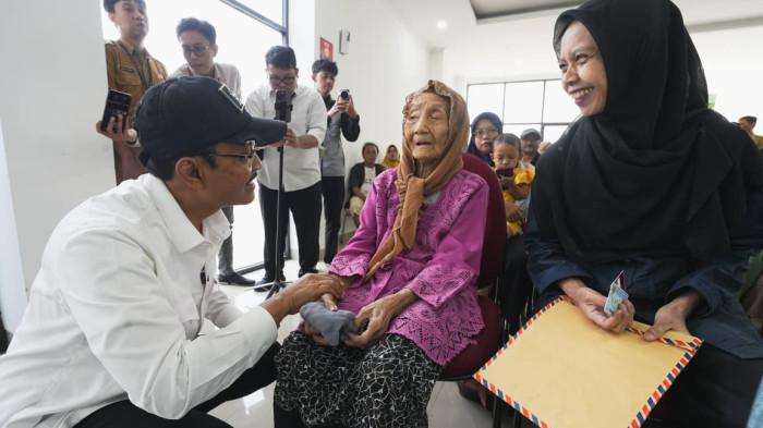 Gus Ipul Cek Langsung Penyaluran Bansos di Bandung, Pastikan Bantuan Tepat Sasaran