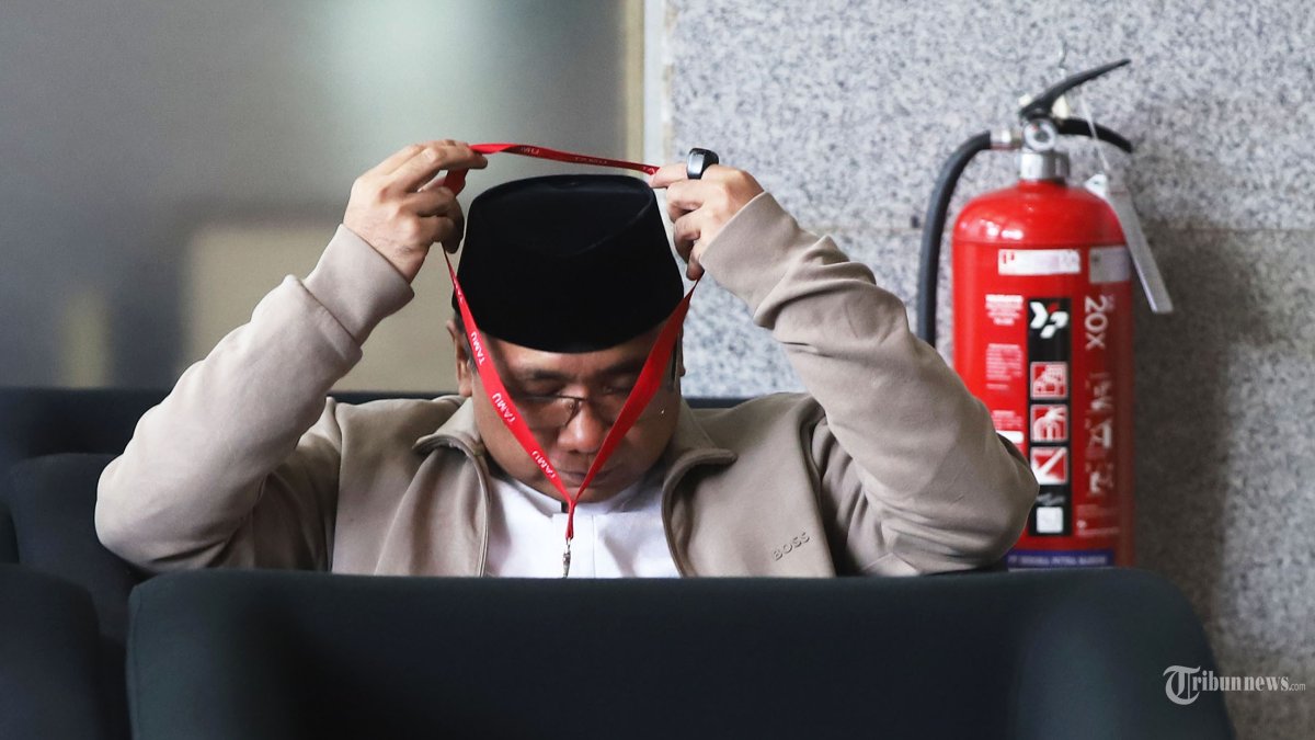 GUS YAQUT - Mantan menteri Agama RI Yaqut Cholil Qoumas atau dikenal sebagai Gus Yaqut tiba di Gedung Komisi Pemberantasan Korupsi (KPK), Jakarta, Kamis (12/3/2026). Gus Yaqut memenuhi panggilan KPK usai Pengadilan Negeri Jakarta Selatan menyatakan tidak menerima praperadilan Gus Yaqut terkait penetapan tersangka oleh KPK dalam kasus kuota haji 2024. Tribunnews/Jeprima