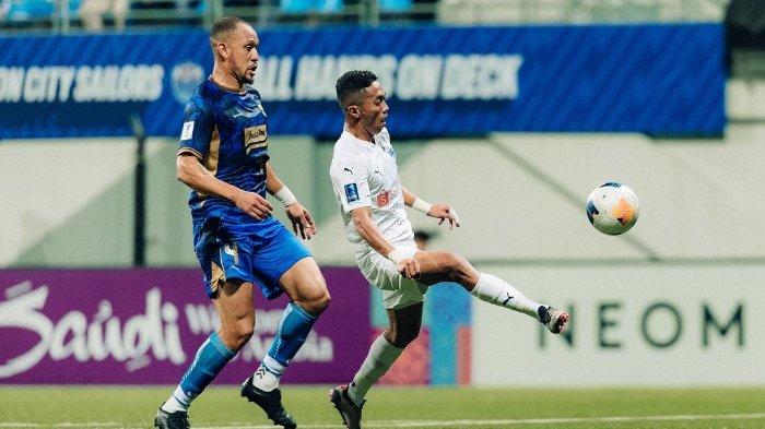 Gustavo Moreno de França (Persib) mencoba menghalai pemain Lion City Sailors, Shawal Anuar saat menendang bola di Liga Champions Asia 2 pada Jumat (7/11/2024) malam WIB.