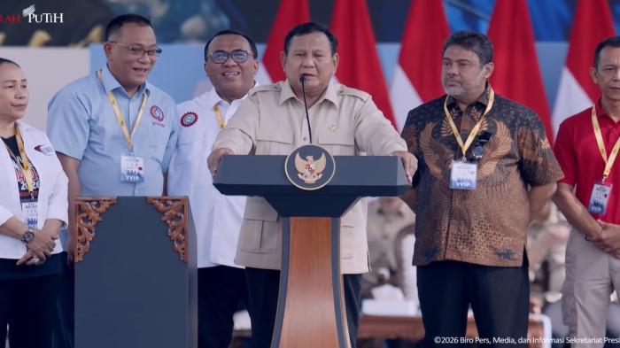 HARI BURUH - Peringatan Hari Buruh Internasional di Monumen Nasional, Jakarta pada 1 Mei 2026, dihadiri Presiden Prabowo. Kepala Negara menyapa Gubernur DKI Jakarta Pramono Anung yang merupakan politisi PDIP.