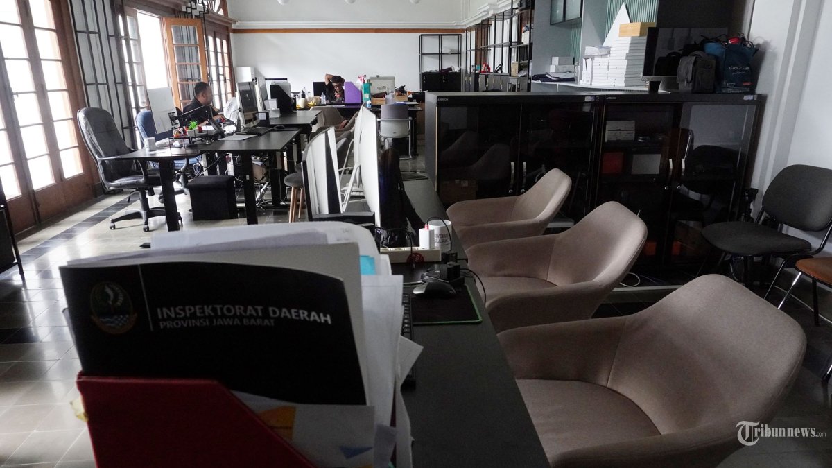 PENERAPAN WFH - Dua orang aparatur sipil negara (ASN) menyelesaikan pekerjaan sementara sejumlah kursi lainnya tampak kosong dan lampu dipadamkan saat hari pertama penerapan work from home (WFH), di salah satu ruangan di Gedung Sate, Kota Bandung, Jawa Barat, Kamis (6/11/2025). Suasana di kantor Gubernur Jawa Barat ini nampak sepi, sunyi dan sedikit gelap karena sebagian besar ASN menerapkan bekerja dari rumah. Uji coba penerapan WFH ini dilakukan diseluruh Organisasi Perangkat Daerah (OPD) non pelayanan sebagai bagian dari upaya efisiensi anggaran. (TRIBUN JABAR/GANI KURNIAWAN)