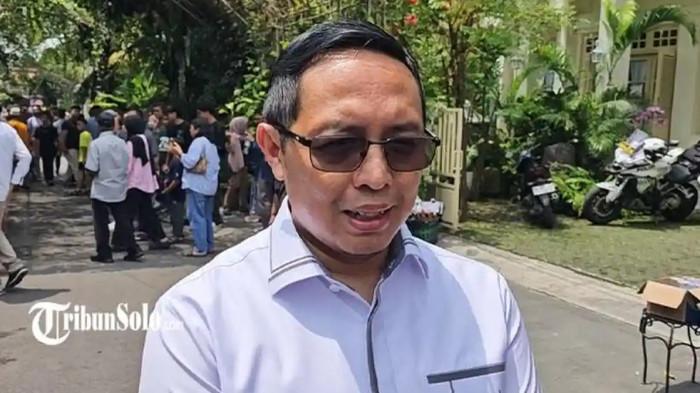 TEMUI JOKOWI - Komisaris Pertamina, Hasan Nasbi  saat ditemui awak media usai silaturahmi ke kediaman Jokowi di Solo, Rabu (25/3/2026). Hasan Nasbi mengaku tidak sempat bertemu Jokowi di Jakarta saat Lebaran lalu karena sedang berada di luar kota.