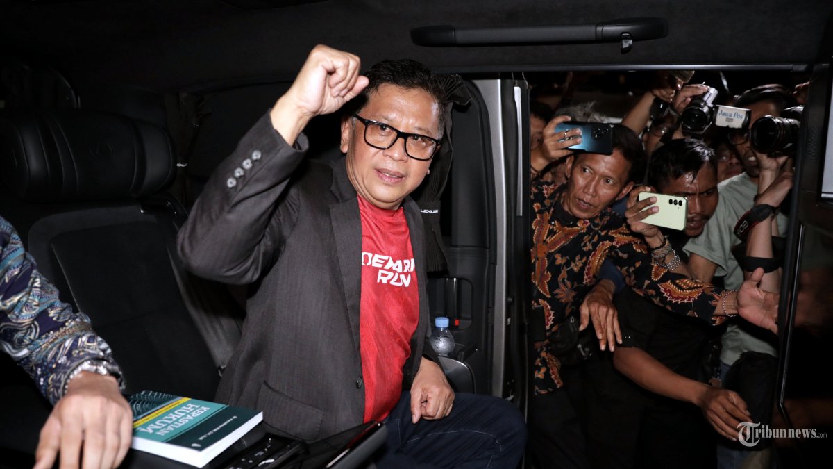 HASTO BEBAS - Terpidana kasus dugaan suap pergantian antarwaktu (PAW) untuk anggota DPR Harun Masiku dan perintangan penyidikan, Hasto Kristiyanto menaiki mobil usai keluar dari Rumah Tahanan Kelas 1 Jakarta Timur Cabang Rutan KPK, Jakarta, Jumat (1/8/2025). Hasto Kristiyanto resmi bebas setelah mendapatkan amnesti dari Presiden Prabowo Subianto yang disetujui oleh DPR pada Kamis (31/7). TRIBUNNEWS/IRWAN RISMAWAN