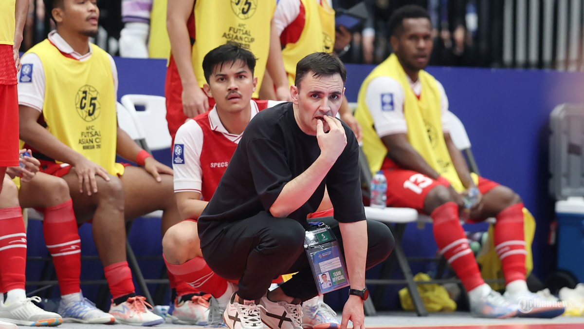 LOLOS FINAL - Aksi aktraktif pelatih Timnas Futsal Indonesia, Hector Souto, saat memberikan intruksi kepada pemainnya saat melawan Timnas Futsal Jepang pada semifinal AFC Futsal Asian Cup 2026 di Indonesia Arena, Senayan, Jakarta, Kamis (5/2/2026). Timnas Futsal Indonesia melaju ke final setelah menang 5-3 atas Jepang. TRIBUNNEWS/HERUDIN