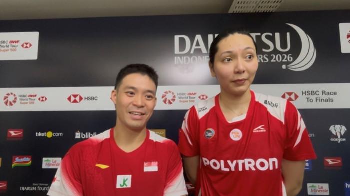 TERSENYUM - Pasangan campuran beda negara, Hee Yong Kai Terry (Singapura)/Gloria Emanuelle Widjaja (Indonesia), tampak tegar meski harus terhenti di perempat final Indonesia Masters. Mereka kalah dari pasangan Malaysia Chen Tang Jie/Toh Ee Wei dalam dua gim langsung, 21-16 dan 21-19, pada laga yang digelar di Istora Senayan, Jakarta, Jumat (23/1/2026). (Tribunnews/Alfarizy)