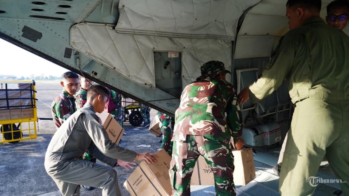 Helikopter MI-17 V5 milik TNI AD untuk mengirimkan bantuan logistik ke wilayah terdampak bencana di Kota Langsa, Kabupaten Aceh Timur, Selasa (2/12/2025). Total 1,5 ton bantuan berupa makanan dan obat-obatan diberangkatkan dari Lanud Sultan Iskandar Muda, Aceh. (Puspen TNI/tribunnews/HO)