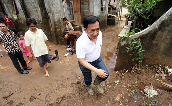 Cagub DKI Tebar Pesona Saat Banjir