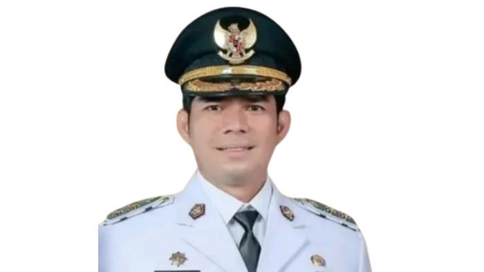 WABUP REJANG LEBONG - Komisi Pemberantasan Korupsi (KPK) mengamankan sejumlah pihak dalam Operasi Tangkap Tangan (OTT) yang digelar di Provinsi Bengkulu pada Senin (9/3/2026) malam. Selain Bupati Rejang Lebong Muhammad Fikri Thobari, tim KPK juga turut mengamankan Wakil Bupati Rejang Lebong Hendri yang dikenal dengan nama Hendri Praja.