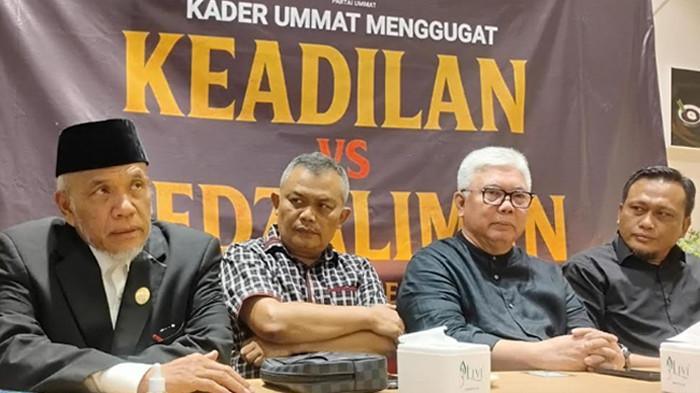 AD/ART PARTAI UMMAT DIGUGAT - Anggota Mahkamah Partai Ummat, Herman Kadir (paling kiri) beserta jajaran Pengurus DPW hingga Pendiri Partai Ummat gelar konferensi pers di kawasan Panglima Polim, Jakarta Selatan, Kamis (16/10/2025). Mereka menggugat keputusan Menkum RI atas pengesahan AD/ART dan kepengurusan Partai Ummat pimpinan Ridho Rahmadi.