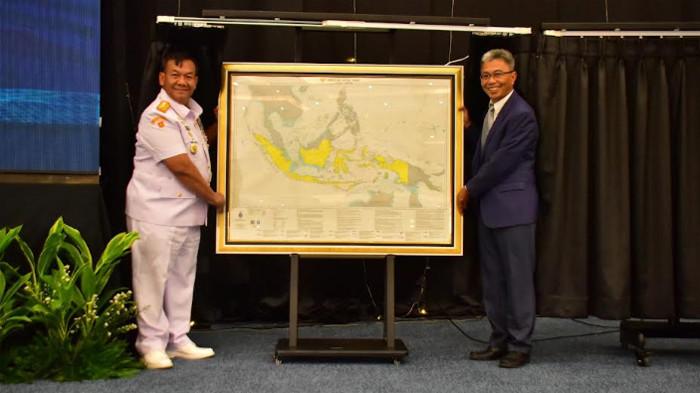 PETA NKRI - Pusat Hidro-Oseanografi TNI Angkatan Laut (Pushidrosal) menghibahkan peta NKRI (versi peta laut) sebanyak 2 ribu lembar dan satu buah pigura beserta peta NKRI versi peta laut kepada Kementerian Pendidikan Tinggi, Sains, dan Teknologi Republik Indonesia (Kemdiktisaintek RI). Komandan Pushidrosal Laksamana Madya TNI Budi Purwanto menyerahkannya secara simbolis kepada Direktur Penelitian dan Pengabdian Kepada Masyarakat Kemendiktisaintek Prof. I Ketut Adnyana di Gedung Graha Jalapuspita, Jakarta pada Rabu (4/2/2026) lalu. (HO/Dispen Pushidrosal)