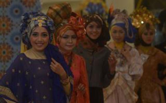 Berhijab dengan Sarung Itu Ternyata Cantik
