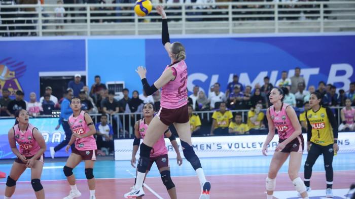SMES - Hitter Gresik Phonska Plus Indonesia, Oleksandra Bytsenko saat akan melepaskan spike ketika menghadapi Jakarta Pertamina Enduro di GOR Voli Indoor Sport Center Sumut, Deli Serdang, Minggu (18/1/2026). Gresik Phonska Plus Indonesia menang 3-0.
