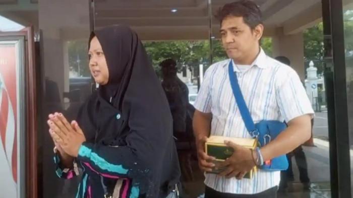 NASIB PILU HOGI - Arsita selepas mengikuti pertemuan yang membahas Restorative Justice untuk kasus yang menjerat suaminya, Hogi Minaya, di Pengadilan Negeri Sleman. Hogi dijadikan tersangka akibat memepet jambret untuk membela diri.
