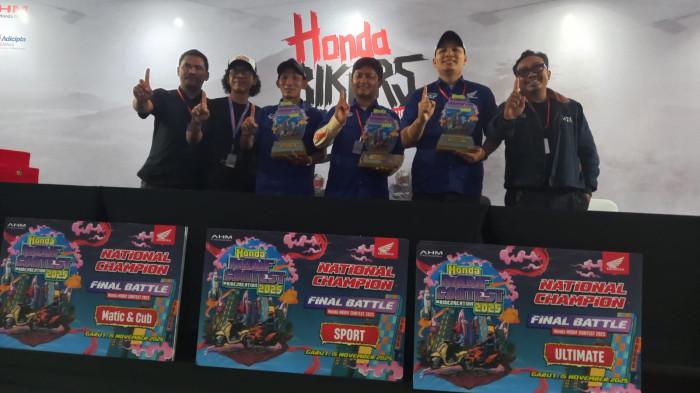 MODIFIKASI PALING PRIMA - Para juara Honda Modif Contest 2025 di penyelenggaraan babak final di Lapangan Batalyon Infanteri Raider 303 di Cikajang, Garut, Jawa Barat, bersamaan dengan gelaran Honda Bikers Day 2025, Sabtu, 15 November 2025.