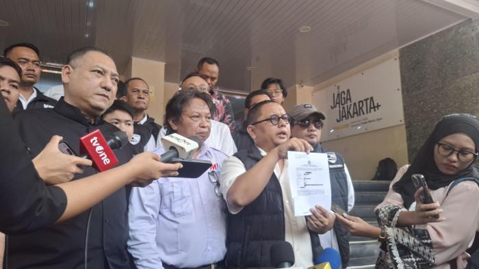 HOTMAN PARIS KEMBALI DILAPORKAN KE POLISI - Ketua Media Independen Online (MIO) Indonesia, Asep Yusuf Setyabudi Prayogie melaporkan pengacara kondang Hotman Paris Hutapea kembali dilaporkan ke Polda Metro Jaya terkait dugaan pencemaran nama baik, fitnah, penghinaan, serta pelanggaran terhadap kebebasan pers, Selasa (21/7/2027). 