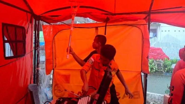 POSKO BASARNAS - Petugas SAR mendirikan tenda yang dijadikan posko selama proses evakuasi para korban jatuhnya pesawat ATR 42-500 Indonesia Air Transport di Kantor Desa Tompobulu, Kecamatan Balocci, Kabupaten Pangkep, Sulawesi Selatan, Selasa (20/1/2026).