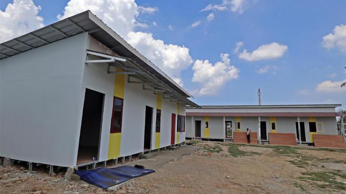 PEMBANGUNAN HUNTARA - Kepala Badan Nasional Penanggulangan Bencana (BNPB) Letjen TNI Dr Suharyanto mengecek progres pembangunan hunian sementara (huntara) bagi warga terdampak banjir bandang di Desa Sukajadi, Kecamatan Karang Baru, Aceh Tamiang, Provinsi Aceh, Rabu (22/4/2026). Suharyanto meminta pengembang segera menyelesaikan sejumlah kekurangan dengan target rampung dalam lima hari ke depan, agar hunian dapat segera ditempati.