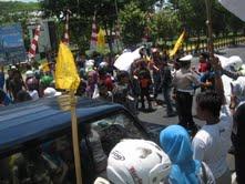 Mahasiswa IAIN Surabaya Tutup Jalan