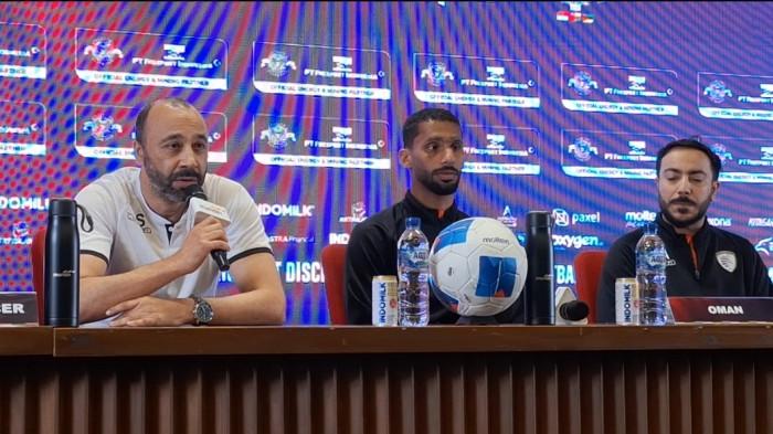 INGIN PERPANJANG KEMENANGAN - Pelatih Timnas Oman, Tarik Sektioui bersama pemainnya Khalid Al Braiki saat melakukan sesi konferensi pers jelang laga kontra Timnas Indonesia di SUGBK. Senayan, Jakarta, Kamis (4/6/2026). Tarik Sektioui menyadari Indonesia belum pernah mengalahkan Oman dalam 38 tahun terakhir. Tribunnews/Abdul Majid