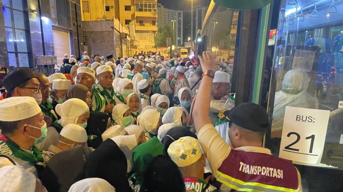 TAWAF IFADAH - Jemaah haji dari kloter LOP 1 menaiki bus menuju Masjidil Haram untuk melaksanakan tawaf ifadah pada Sabtu (30/5/2026) dini hari.