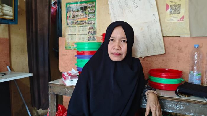 Ibu Sunarsih, pemilik Warung Makan Ibu Nurul di Kelurahan Tirtajaya,