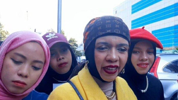 LENGGOGENI FARUK - Ibu Thariq Halilintar, Lenggogeni Faruk saat ditemui di Jalan Kapten Tendean, Jakarta Selatan, Selasa (12/9/2023). Kini Lenggogeni Faruk atau Geni Faruk tengah menyambut kelahiran cucu laki-laki pertamanya dari Aaliyah Massaid dan Thariq Halilintar yang bernama Baby Arash.