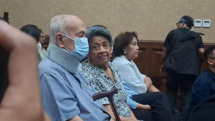 SIDANG NADIEM MAKARIM - Keluarga Nadiem Makarim hadir dalam persidangan di Pengadilan Tipikor Jakarta Pusat, Selasa (23/12/2025). Ibu kandung Nadiem Makarim, Atika Algadrie, menganggukkan kepala saat mendengarkan pernyataan penundaan sidang dari majelis hakim.