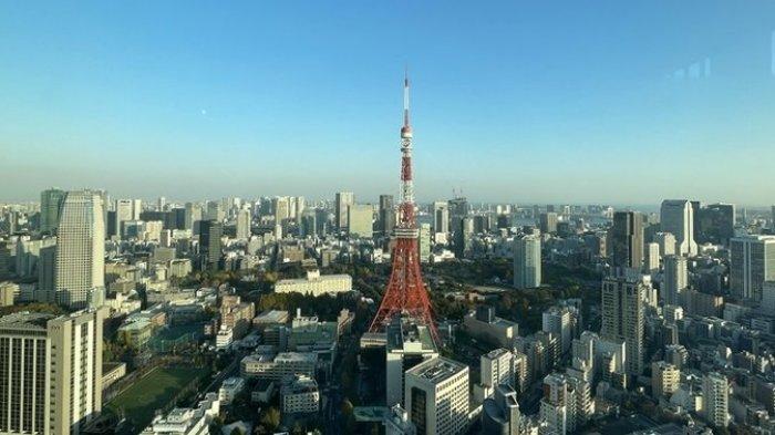 BUKAN KREDITOR TERATAS - Pemandangan kota Tokyo dari udara dengan ikon Tokyo Tower di Jepang. Negara raksasa ekonomi Asia tersebut kini bukan lagi menjadi negara kreditor terbesar di dunia.