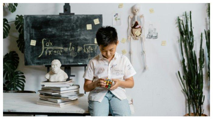 NEGARA IQ TERTINGGI - Ilustrasi anak jenius sedang bermain rubik, diambil dari Pexels pada 16 Mei 2025.