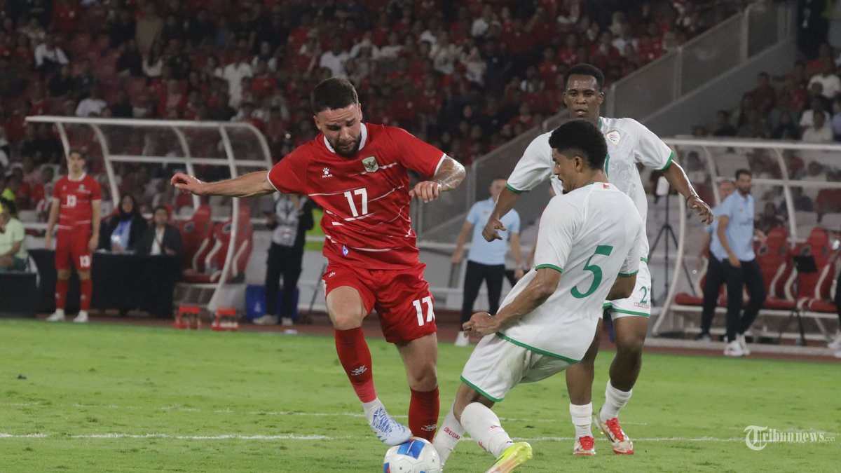INDONESIA VS OMAN - Pemain Timnas Indonesia Calvin Verdonk berebut bola dengan pemain Oman saat Laga Garuda Championship Series 2026 di Stadion Utama Gelora Bung Karno (SUGBK), Jakarta Selatan, Jumat (5/6/2026). Indonesia berhasil mengalahkan Oman dengan Skor 3-0 pada laga tersebut. Tribunnews/Jeprima