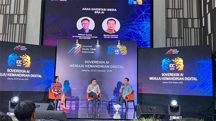 INDONESIA DIGITAL CONFERENCE - Indonesia Digital Conference (IDC) 2025 yang digelar Asosiasi Media Siber Indonesia (AMSI) dengan tema Sovereign AI: Menuju Kemandirian Digital, Rabu (22/10/2025). Co-Founder & Managing Partner East Ventures, Willson Cuaca menegaskan, media masih menjadi sektor penting yang menarik untuk investasi, terutama karena perannya dalam meningkatkan literasi publik.