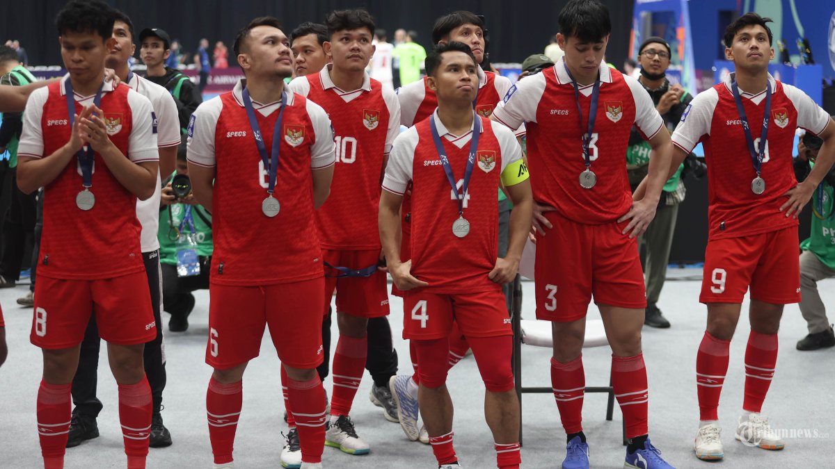 GAGAL JUARA - Ekspresi kekecewaan pemain Timnas Futsal Indonesia usai melawan Timnas Futsal Iran pada final AFC Futsal Asian Cup 2026 di Indonesia Arena, Senayan, Jakarta, Sabtu (7/2/2026). Timnas Futsal Indonesia gagal meraih gelar pertanya di ajang AFC Futsal Asian Cup 2026 setelah kalah adu penalti dengan skor 5-4. TRIBUNNEWS/HERUDIN
