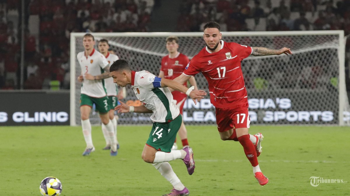 FIFA SERIES 2026 - Pesepak bola Timnas Indonesia Calvin Verdonk berebut bola dengan pesepak bola Bulgaria Filip Krastev saat laga final FIFA Series 2026 di Stadion Utama Gelora Bung Karno (SUGBK), Senayan, Jakarta Selatan, Senin (30/3/2026). Indonesia harus menerima kekalahan pada laga tersebut dengan skor 1-0 sehingga membuat Indonesia meraih juara kedua pada FIFA Series 2026. Tribunnews/Jeprima