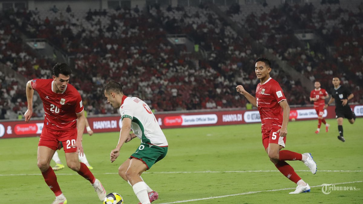 FIFA SERIES 2026 - Pesepak bola Timnas Indonesia Elkan Baggott menghalau serangan pesepak bola Bulgaria saat laga final FIFA Series 2026 di Stadion Utama Gelora Bung Karno (SUGBK), Senayan, Jakarta Selatan, Senin (30/3/2026). Indonesia harus menerima kekalahan pada laga tersebut dengan skor 1-0 sehingga membuat Indonesia meraih juara kedua pada FIFA Series 2026. Tribunnews/Jeprima