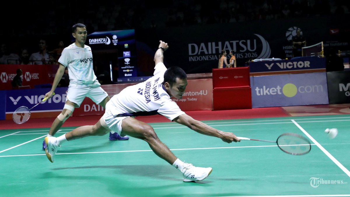 INDONESIA MASTERS 2026 - Pebulu tangkis ganda putra Indonesia Fajar Alfian dan Muhammad Shohibul Fikri mengembalikan kok ke arah pebulu tangkis ganda putra Taiwan Chen Zhi Ray dan Lin Yu Chieh pada Daihatsu Indonesia Masters 2026 di Istora Senayan, Jakarta, Selasa (20/1/2026). Fajar/Fikri melaju ke babak 16 besar usai menang dengan skor 21-16 dan 21-10. TRIBUNNEWS/IRWAN RISMAWAN