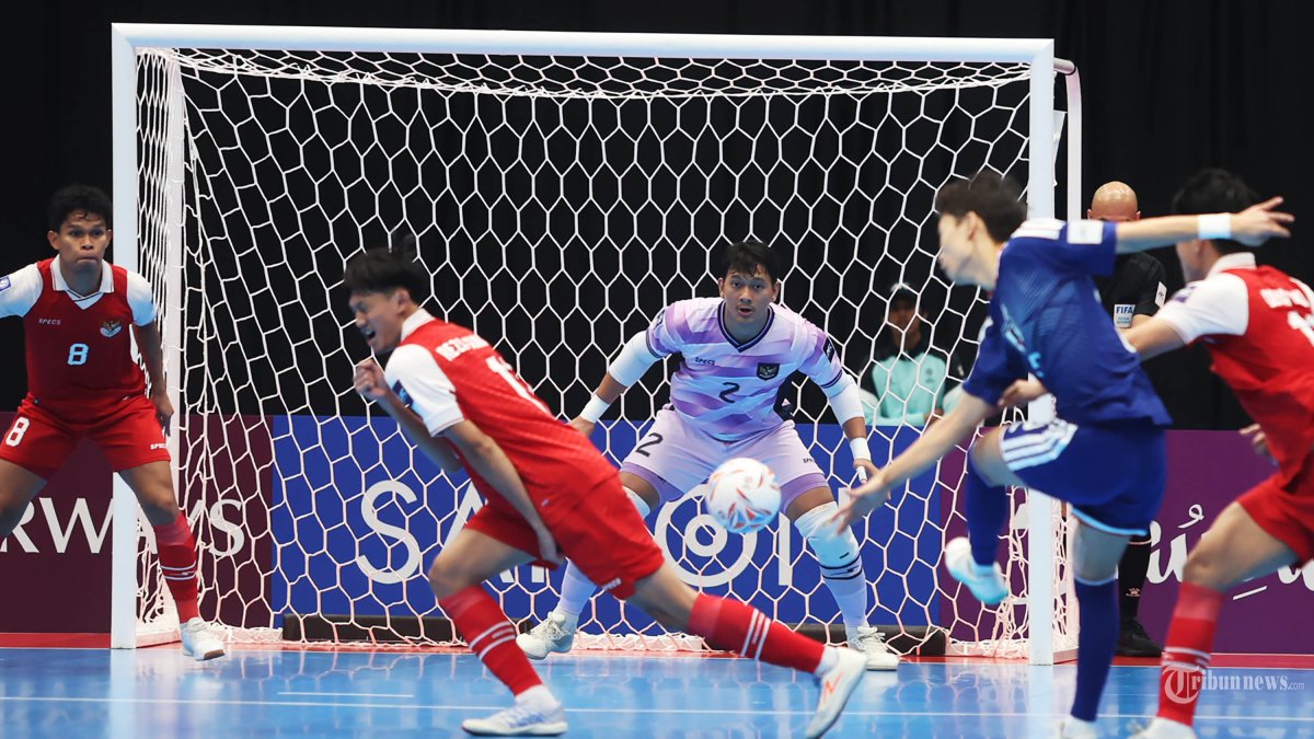 LOLOS FINAL - Kiper Timnas Futsal Indonesia Ahmad Habibie (tengah) saat melawan Timnas Futsal Jepang pada semifinal AFC Futsal Asian Cup 2026 di Indonesia Arena, Senayan, Jakarta, Kamis (5/2/2026). Timnas Futsal Indonesia melaju ke final setelah menang 5-3 atas Jepang. TRIBUNNEWS/HERUDIN