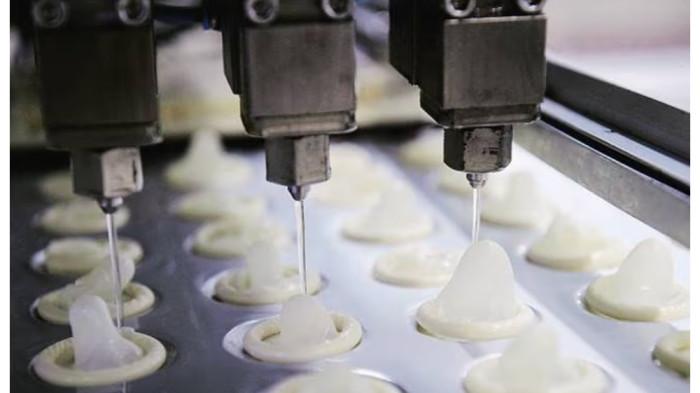 PERANG IRAN LUMPUHKAN INDUSTRI KONDOM - Industri kondom India lumpuh akibat perang Iran melawan Amerika Serikat dan Israel di Timur Tengah karena kekurangan pasokan bahan baku dan lonjakan biaya produksi. Industri kondom di India sangat bergantung pada pasokan minyak silikon dan amonia, yang menstabilkan lateks mentah.