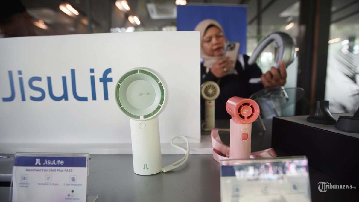 KIPAS PORTABLE - JisuLife,merek kipas portabel asal Tingokok hadir secara resmi di Indonesia, Selasa (3/6/2025). Melalui PT Datascrip sebagai distributor tunggalnya, JisuLife membawa standar baru dalam inovasi kipas portable kualitas premium dengan berbagai jenis dan fitur premium, di antaranya pengalir udara turbo, desain modern dan ergonomis, teknologi rendah gangguan atau suara, pengisian daya yang mudah dengan USB-C, hingga daya tahan baterai luar biasa. JisuLife menawarkan berbagai seri produk yang dapat disesuaikan dengan kebutuhan pengguna, mulai dari Handheld Fan Series, Neck Fan Series, hingga Clip Fan Series. TRIBUNNEWS/HERUDIN
