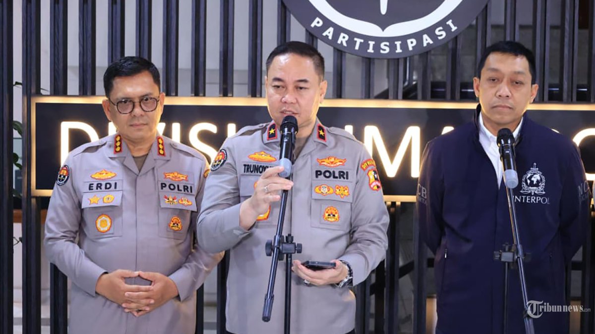 KEJAR BURONAN - Karo Penmas Divhumas Polri Brigjen Pol Trunoyudo Wisnu Andiko, Sekretaris NCB Interpol Indonesia Divhubinter Polri Brigjen Pol Dr. Untung Widyatmoko, dan Kabag Jatranin Divhubinter Polri Kombes Pol Ricky Purnama saat konferensi pers perkembangan terkait penerbitan Interpol Red Notice terhadap Muhammad Riza Chalid (MRC) di Divhumas Polri Jakarta, Minggu (1/2/2026). Interpol Red Notice atas nama Muhammad Riza Chalid telah resmi diterbitkan pada Jumat 23 Januari 2026. Pasca penerbitan tersebut, Polri langsung melakukan koordinasi intensif dengan Interpol Headquarters di Lyon, Prancis, serta mitra penegak hukum di dalam dan luar negeri. TRIBUNNEWS/HO/HUMAS POLRI