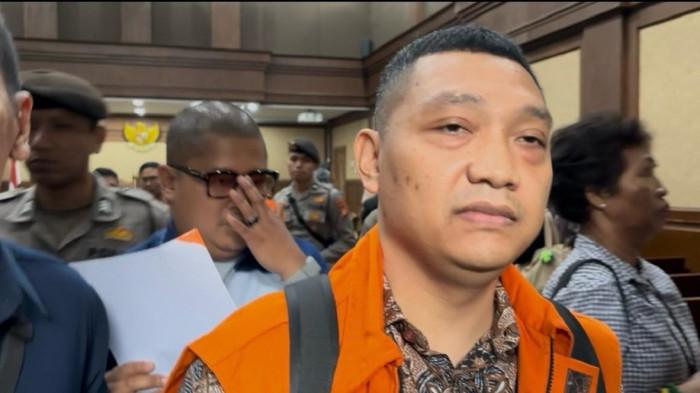 PEMERASAN - Terdakwa mantan Koordinator Bidang Kelembagaan dan Personel K3 Kementerian Ketenagakerjaan Irvian Bobby Mahendro usai jalani sidang kasus dugaan gratifikasi dan pemerasan kepengurusan sertifikasi K3 Kemenaker di Pengadilan Tipikor Jakarta, Kamis (16/4/2026)