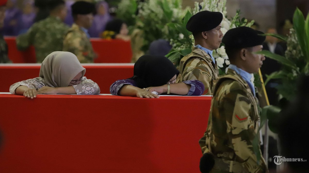 JENAZAH PASUKAN UNIFIL - Isak tangis keluarga mewarnai persemayaman jenazah personel penjaga perdamaian yang tergabung dalam United Nations Interim Force in Lebanon (UNIFIL) setibanya di VIP Room Terminal 3 Bandara Soekarno-Hatta, Tangerang, Banten, Sabtu (4/4/2026). Jenazah Mayor Inf (Anm) Zulmi Aditya Iskandar, Serka (Anm) M. Nur Ichwan, dan Kopda (Anm) Farizal Rhomadon disambut melalui upacara militer dan persemayaman sebagai bentuk penghormatan terakhir sebelum diterbangkan ke daerah asal masing-masing. Tribunnews/Jeprima