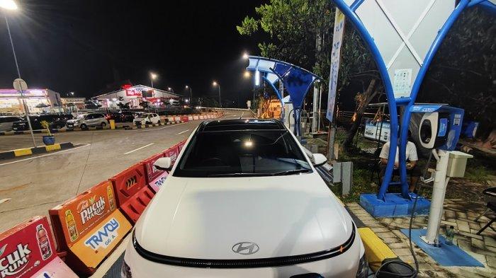 SPKLU PLN - Hyundai All New Kona Electric (EV) saat mengisi daya baterai di SPKLU PLN Rest Area Tol Pandaan KM 66 A, Minggu(23/3/2025).