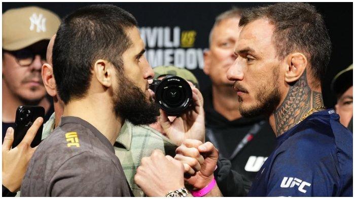 Islam Makhachev (kiri) dan Renato Moicano (kanan).