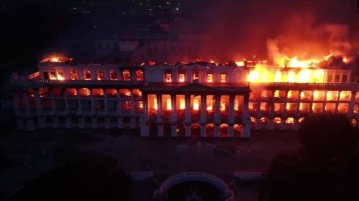 Istana Nepal dibakar _