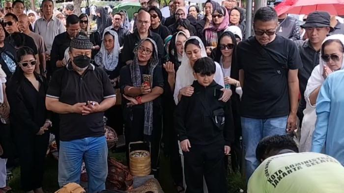 PEMAKAMAN LUCKY WIDJA - Aleima Sharuna, istri Lucky Widja, dan putra mereka, Alzion Vardhana Wijadiputra di di TPU Jeruk Purut, Jakarta Selatan. Raut wajah mereka tampak sedih dan kehilangan.