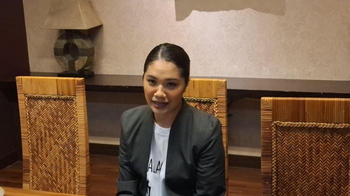 JELANG VONIS – Istri Nadiem Makarim, Franka Franklin, memberikan keterangan kepada wartawan di Jakarta Pusat, Jumat (26/6/2026). Empat hari menjelang sidang vonis, Franka menyebut suaminya telah berjuang dan kini menyerahkan seluruh proses hukum kepada majelis hakim.