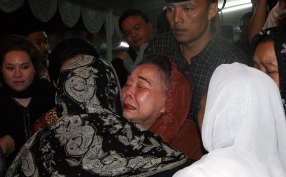 Anak dan Cucu Almarhum Melintas di Bawah Peti Jenazah