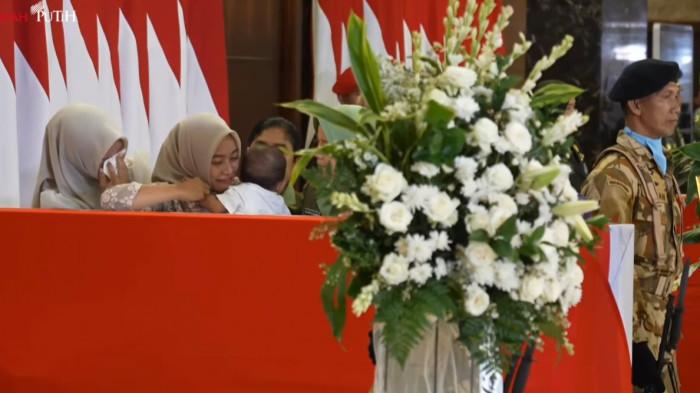 PRAJURIT TNI GUGUR – Istri dan anak almarhum tampak menitikkan air mata di depan peti jenazah prajurit TNI yang gugur di Lebanon. Momen haru itu terjadi di ruang persemayaman Gedung VVIP Terminal 3 Bandara Soekarno-Hatta, Sabtu petang (4/4/2026).