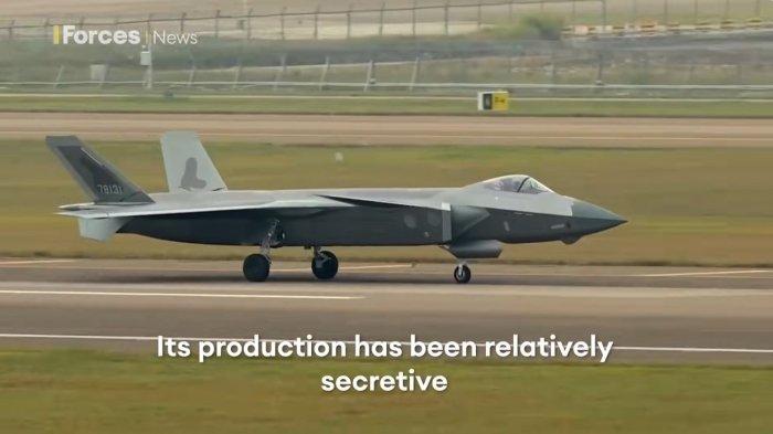 JET TEMPUR CHINA - Tangkap layar YouTube BFBS Forces News, menampilkan J-20 ditampilkan pertama kali di publik pada November 2022. J-20 disebut jet multiperan dengan kemampuan siluman dan persenjataan lengkap